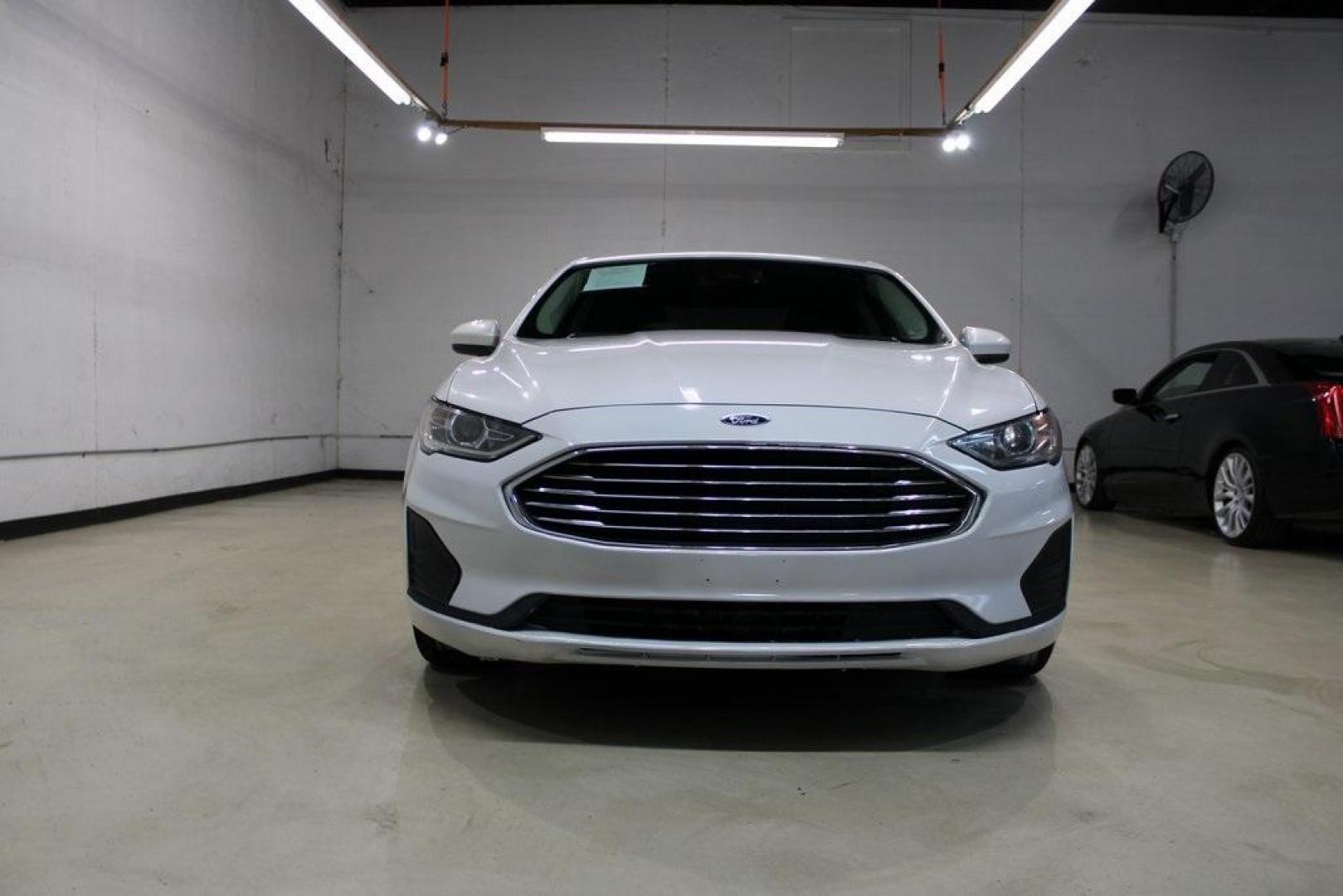 2019 White Platinum /Ebony Ford Fusion SE (3FA6P0HD9KR) with an 1.5L EcoBoost engine, Automatic transmission, located at 15300 Midway Rd., Addison, TX, 75001, (972) 702-0011, 32.958321, -96.838074 - Photo#4