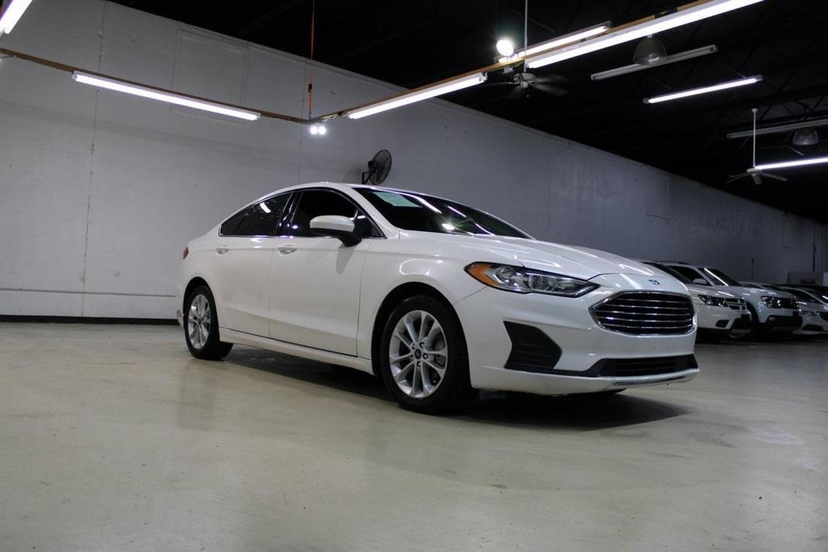 2019 White Platinum /Ebony Ford Fusion SE (3FA6P0HD9KR) with an 1.5L EcoBoost engine, Automatic transmission, located at 15300 Midway Rd., Addison, TX, 75001, (972) 702-0011, 32.958321, -96.838074 - Photo#5