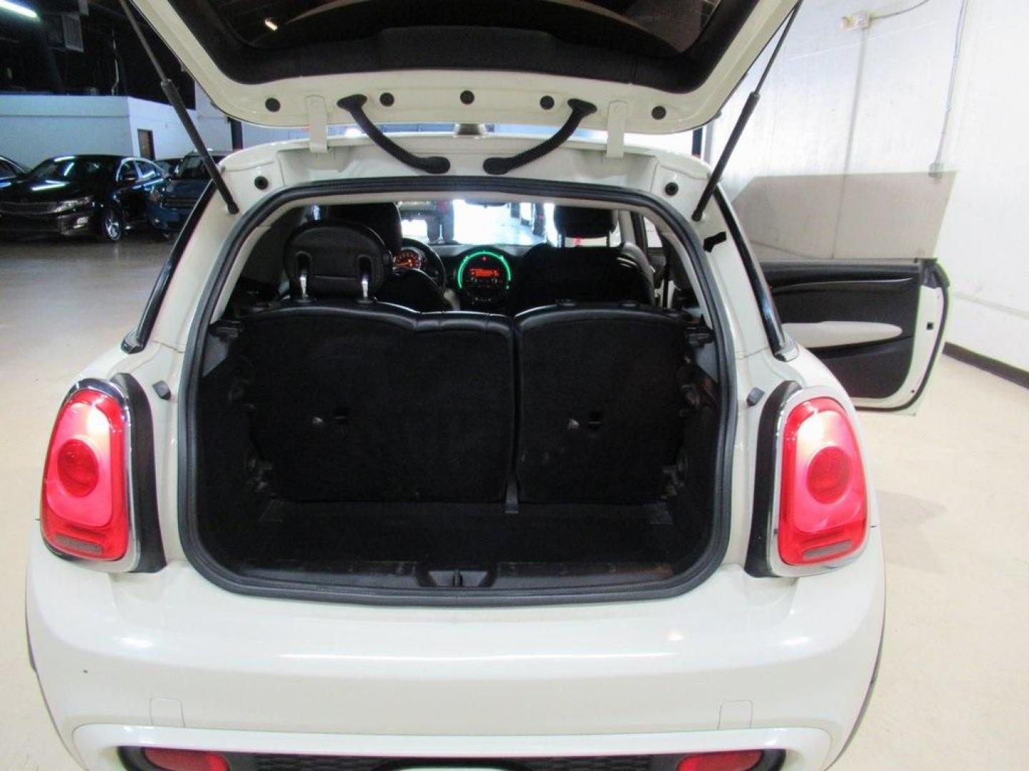 2014 Pepper White /Carbon Black MINI Cooper S Base (WMWXM7C51ET) with an 2.0L 16V TwinPower Turbo engine, Manual transmission, located at 15300 Midway Rd., Addison, TX, 75001, (972) 702-0011, 32.958321, -96.838074 - Photo#9