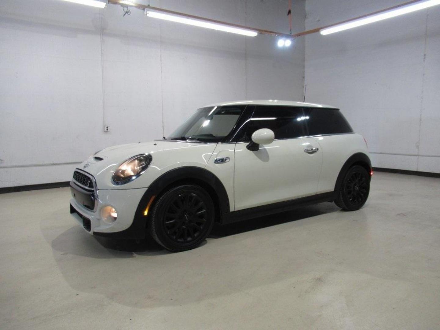 2014 Pepper White /Carbon Black MINI Cooper S Base (WMWXM7C51ET) with an 2.0L 16V TwinPower Turbo engine, Manual transmission, located at 15300 Midway Rd., Addison, TX, 75001, (972) 702-0011, 32.958321, -96.838074 - Photo#4