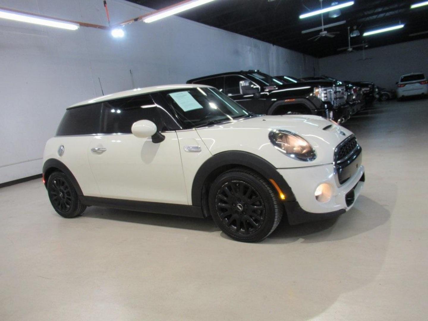 2014 Pepper White /Carbon Black MINI Cooper S Base (WMWXM7C51ET) with an 2.0L 16V TwinPower Turbo engine, Manual transmission, located at 15300 Midway Rd., Addison, TX, 75001, (972) 702-0011, 32.958321, -96.838074 - Photo#6